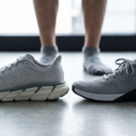 ランニングシューズ（厚底クッション、高いドロップ）とトレーニングシューズ（薄底、フラット）のソール構造比較写真。
