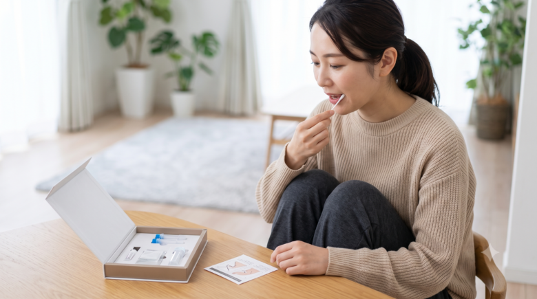 自宅で手軽に口腔粘膜を採取し、運動遺伝子検査キットを使用する日本人女性の画像。筋肉タイプを知るためのステップを表現。