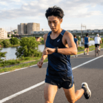 スマートウォッチで心拍数を確認しながら快適にランニングを行う日本人のランナー