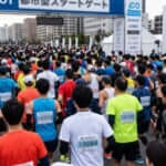 マラソン大会のスタート直後、大勢のランナーで埋め尽くされ混雑するスタートゲート付近の様子