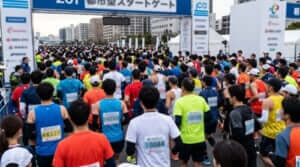 マラソン大会のスタート直後、大勢のランナーで埋め尽くされ混雑するスタートゲート付近の様子